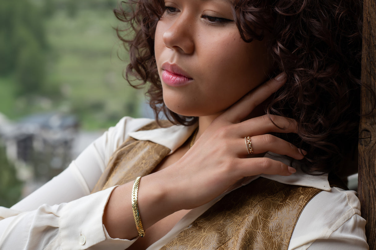 Crown gold 18k ring with natural diamonds