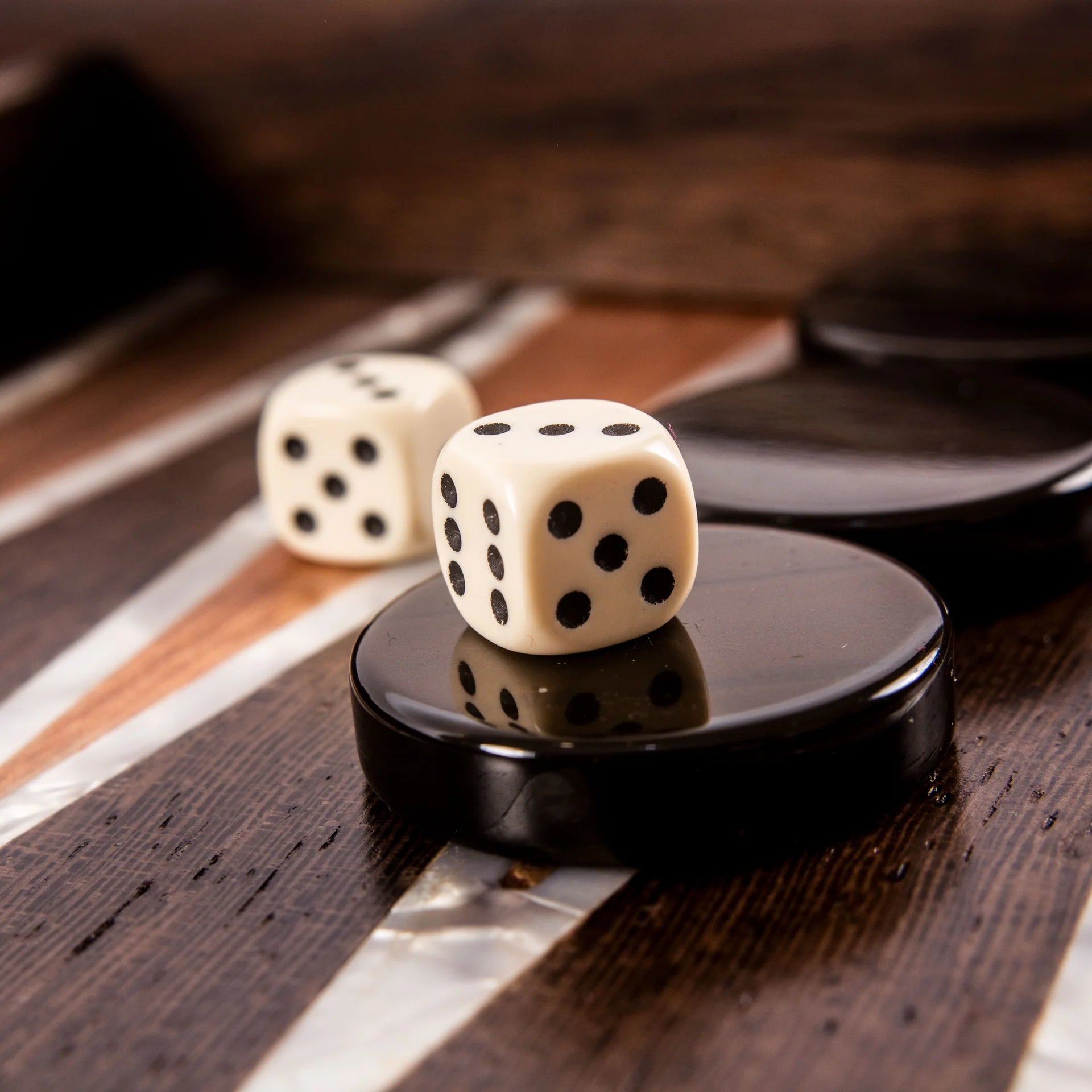 BACKGAMMON EN LOUPE NATURELLE AVEC ÉLÉMENTS EN PERLE