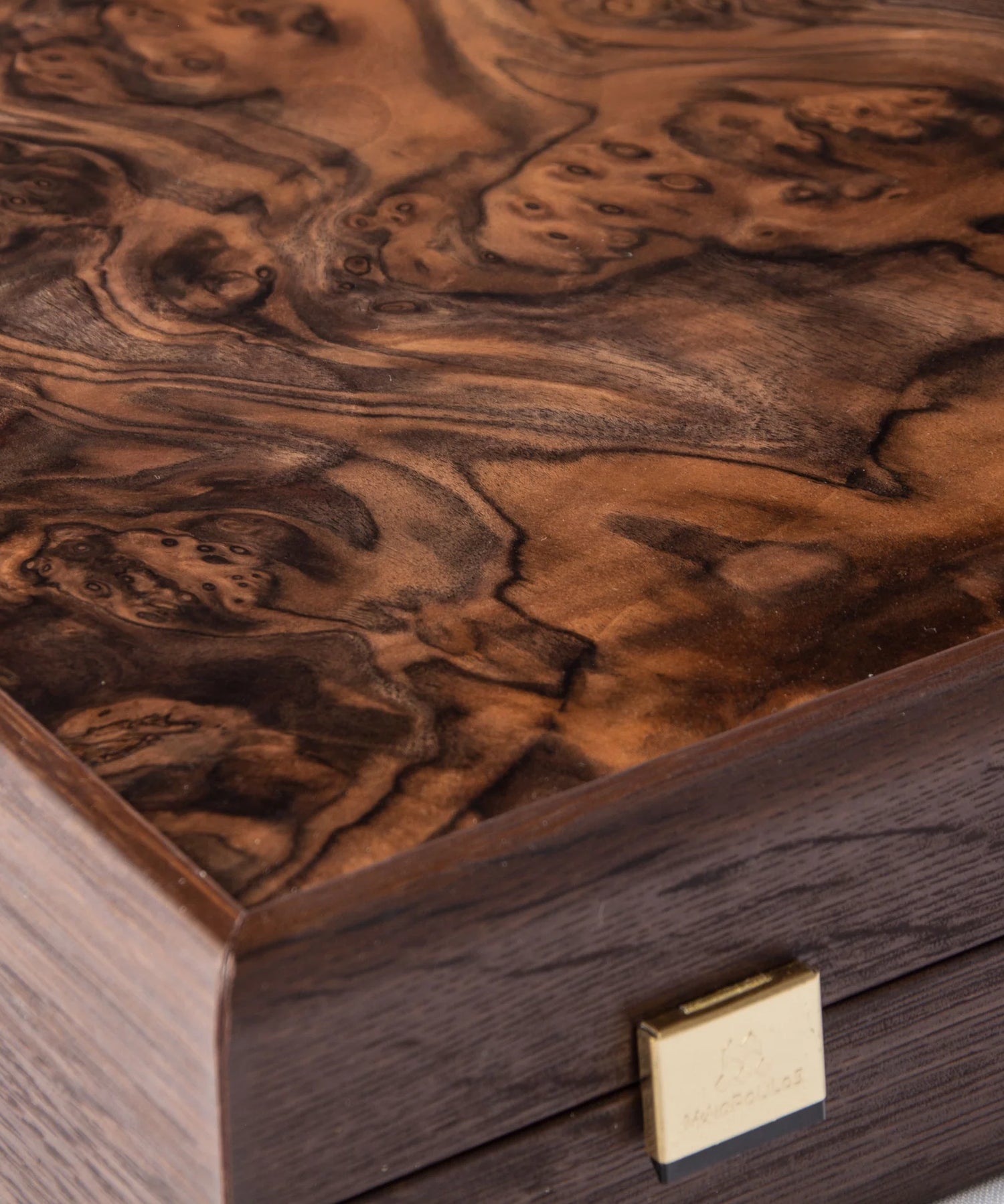 California Walnut burl Backgammon zoom on the wood