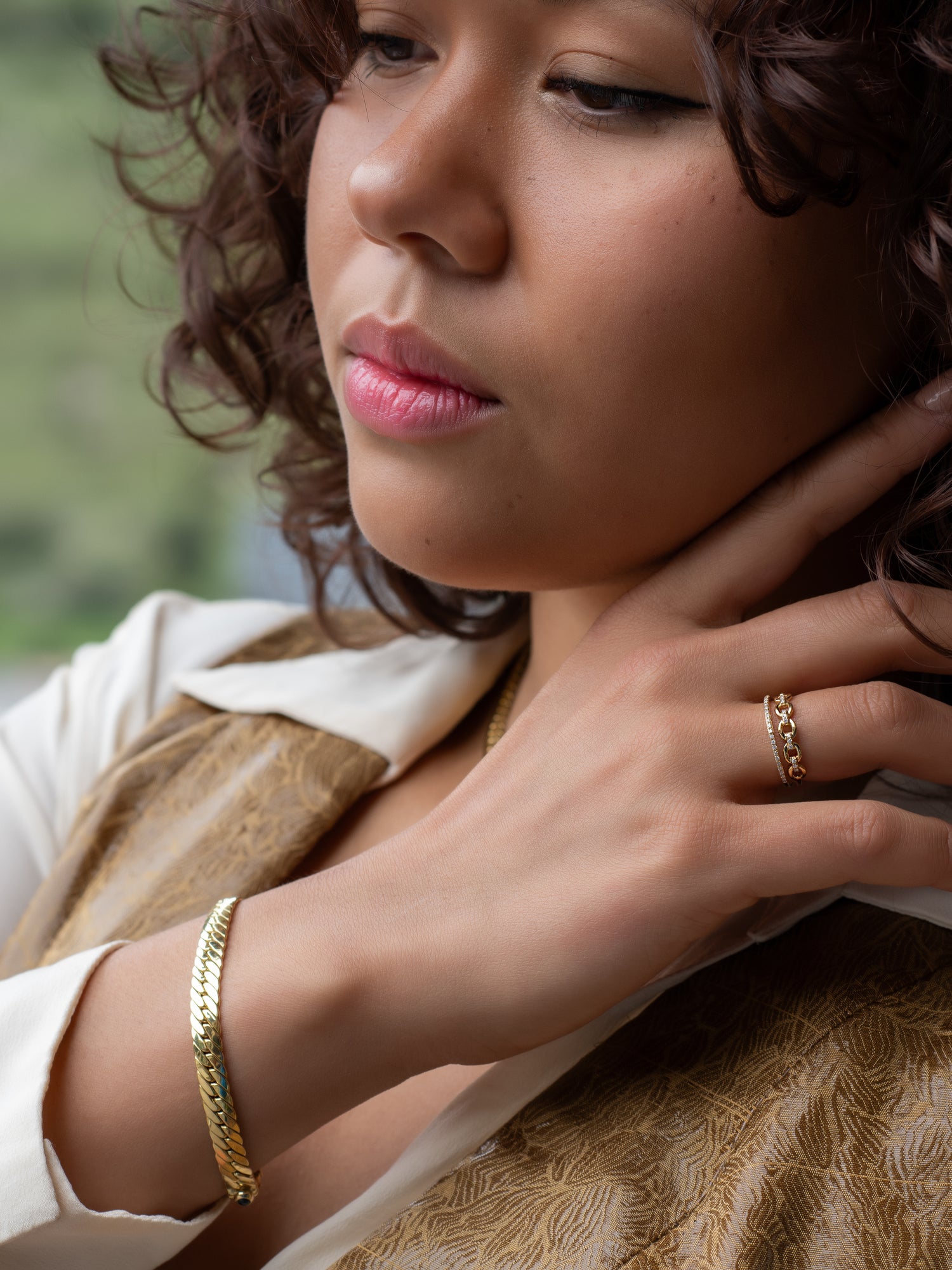 Crown gold 18k ring with natural diamonds