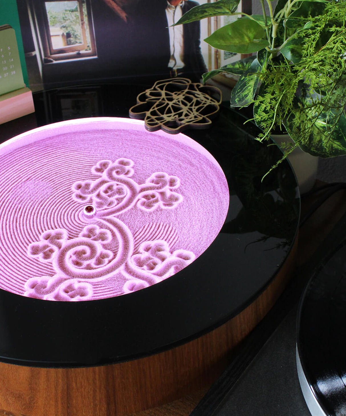 Elegant Kinetic Stand with magnetic mechanism creating evolving sand designs